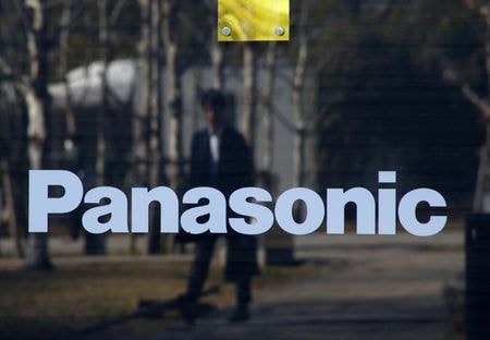 パナソニック　ホールディングスは１７日、傘下で車載部品を手掛けるオートモーティブシステムズを米投資ファンドのアポロ・グローバル・マネジメントのグループ会社に売却することに基本合意したと発表した。写真はパナソニックのロゴ。１７年撮影。（2023年 ロイター/Kim Kyung-Hoon）
