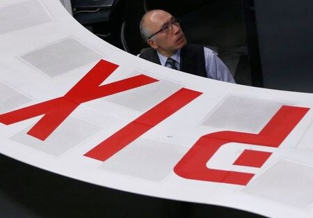 　２月２８日、東京株式市場で、日経平均株価は一時２万１０００円を割り込み、２０１９年９月５日以来の安値水準となった。写真は東京証券取引所で２０１６年２月撮影（２０２０年　ロイター／Issei Kato）