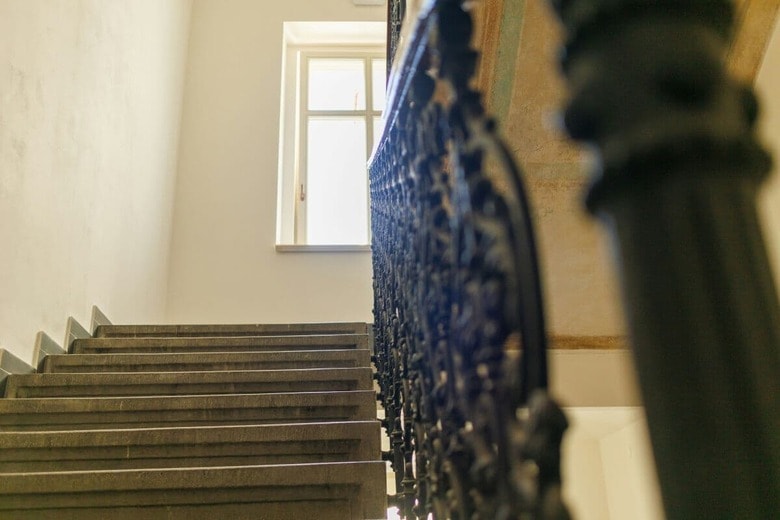 高齢者に階段の上り下りは危険なことも（写真はイメージです）　Artur Luczka-Unsplash