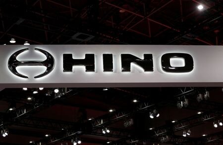 　５月３０日　日野自動車と三菱ふそうトラック・バスは３０日、経営統合することで基本合意したと発表した。写真は日野自動車のロゴで、２０１７年１０月に都内で撮影（２０２３年　ロイター／Kim Kyung-Hoon）