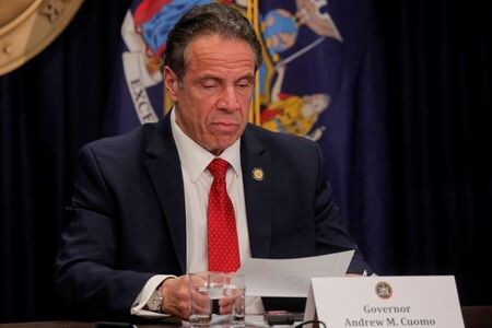 　米ワシントン・ポスト紙は２４日、ニューヨーク州のクオモ知事（写真）が新型コロナウイルスの流行初期に、州が運営する新型コロナ検査を親族に特別に受けさせていたと報じた。２４日ニューヨークで撮影（ロイター/Brendan McDermid）