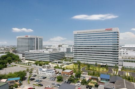 　デンソーは３１日、２０２６年３月期の通期売上高予想（国際会計基準）を７兆０５００億円から前年比０．５％増の７兆２０００億円へ上方修正した。米国の関税措置による費用を価格に反映する。写真は愛知県刈谷市にある同社の本社。２０２０年１月撮影。提供写真（２０２５年　ロイター/Denso Corporation）