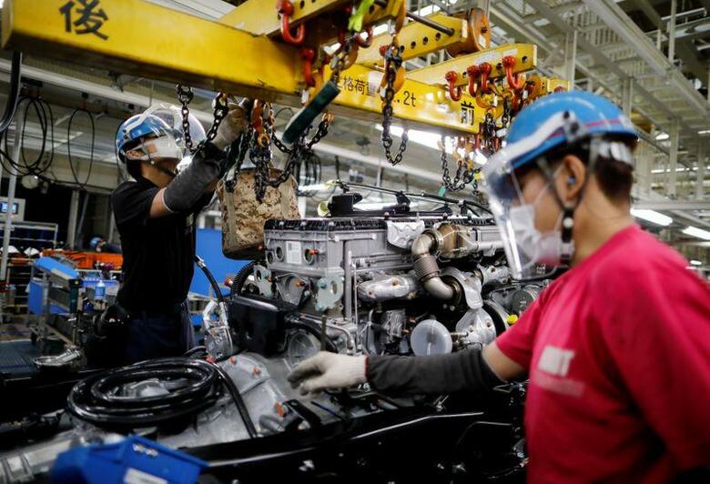 内閣府が発表した1─3期実質国内総生産（GDP）2次速報値は前期比0.6％減、年率換算では2.2％減となり、1次速報の前期比0.9％減、年率3.4％減から上方修正された。写真は川崎市の三菱ふそうトラック・バスの工場で5月18日撮影（2020年　ロイター/Issei Kato）