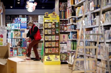 欧州中央銀行（ＥＣＢ）のチーフエコノミストを務めるフィリップ・レーン専務理事は２６日、インフレ率の低下をさらに長期間容認した場合、消費や投資に悪影響を及ぼすほか、期待インフレの低下も根付かせることになるという考えを示した。パリで２５日撮影（２０２０年　ロイター/CHRISTIAN HARTMANN）