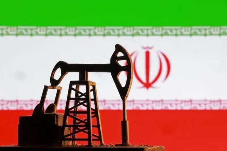 写真はイラン国旗と石油ポンプのイメージ。1月9日に撮影。REUTERS/Dado Ruvic