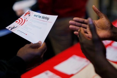 １月５日、２０１７年１２月の米雇用統計は非農業部門の就業者数が前月から１４万８０００人増加し、１９万人程度の増加を見込んでいた市場予想を下回った。写真は２０１７年５月、ボストンで開催された就職フェアで撮影（２０１８年　ロイター／Brian Snyder）