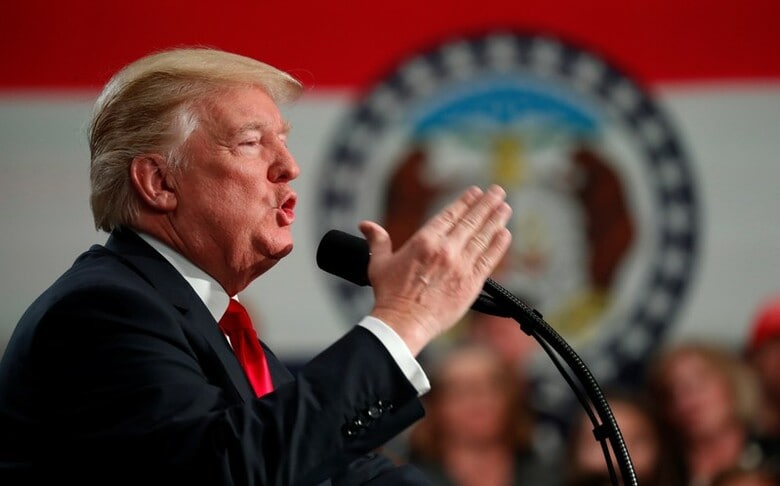 １１月３０日、米ニューヨーク・タイムズ（ＮＹＴ）紙が、複数の議員や関係者の話として伝えたところによると、トランプ米大統領はロシアの米大統領選干渉疑惑に関連した捜査を打ち切るよう、複数の上院共和党指導部に繰り返し要求した。写真はセントルイスで２９日撮影（２０１７年　ロイター／Kevin Lamarque）