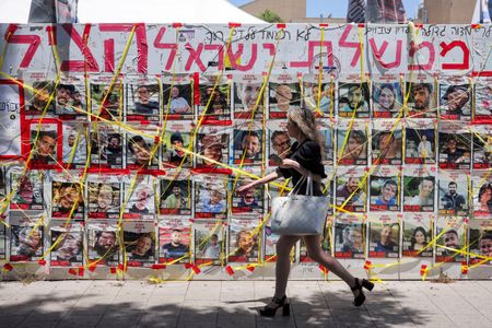 イスラエルが関与するパレスチナ自治区ガザの停戦交渉が失敗に終わった場合、米当局はイスラム組織ハマスに拘束されている米国人の人質５人の解放に向け、ハマスと単独で交渉を行うことを検討している。写真はハマスに拘束された人質の写真（２０２４年　ロイター/Marko Djurica）