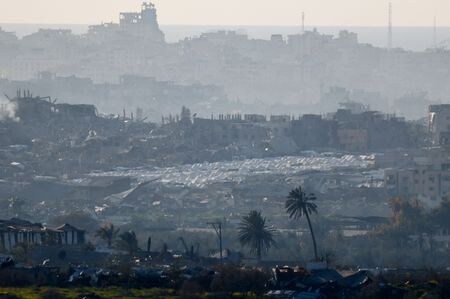 ３月６日、 パレスチナ自治区ガザのイスラム組織ハマスは、トランプ米大統領がパレスチナ人に対して繰り返している脅しがイスラエルのネタニヤフ首相による停戦合意の撤回と、ガザ地区に対する封鎖強化を助長していると非難した。イスラエルよりガザ北部を２日撮影（２０２５年　ロイター/Amir Cohen）