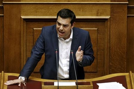 ６月１６日、ギリシャのチプラス首相は政権に恥をかかせようとしているとして国際債権団を非難した。議会で演説する首相、６月５日撮影。（２０１５年　ロイター／Alkis Konstantinidis）