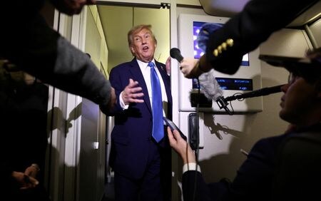 トランプ米大統領は１７日、米国はイランの最高指導者ハメネイ師の居場所を正確に把握しているとした上で、ハメネイ師は「容易な標的」だが、少なくとも今のところは殺害することはないと述べた。同日撮影（２０２５年　ロイター/Kevin Lamarque）