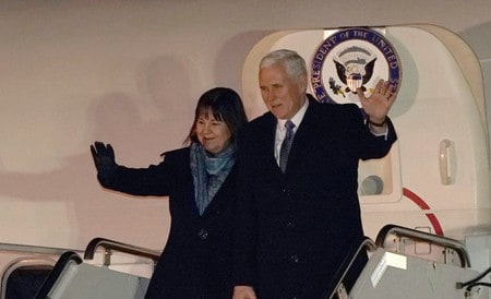 　２月７日、来日中のペンス米副大統領（写真右）は午前、東京・市ヶ谷の防衛省に配備中の迎撃ミサイル「ＰＡＣ３」を視察した。写真は６日、横田基地に到着したペンス夫妻（２０１８年　ロイター／Shizuo Kambayashi）