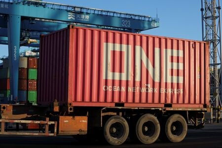　４月９日、中国外務省の林剣報道官は、トランプ米大統領が中国からの輸入品に１０４％の関税を課したことを受け、自国の権益を守るため断固とした有力な措置を取り続けると表明した。写真は２月、天津市内の港で撮影（２０２５年　ロイター/Florence Lo）