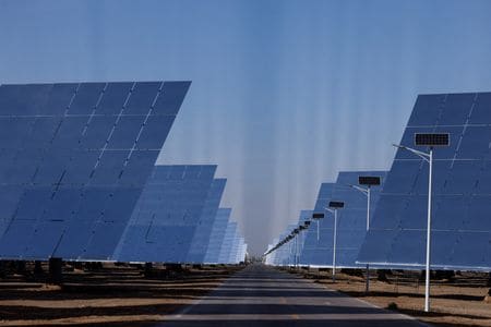 　６月１３日、中国の太陽光関連機器メーカーは、業績悪化に加え、トランプ米政権による高関税政策も重なり、深刻な経営状態にある。写真は２０２４年１０月、甘粛省敦煌市の太陽光発電施設で撮影（２０２５年　ロイター/Tingshu Wang）