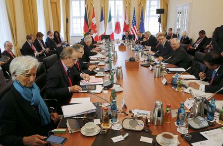 　５月２８日、主要７カ国（Ｇ７）が独ドレスデンで開いている財務相・中央銀行総裁会議では、ギリシャ危機が暗い影を落としている。写真は会議に集まった各国の財務相ら（２０１５年　ロイター/Fabrizio Bensch）