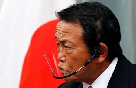 麻生太郎財務相は６日、ＳＤＲと呼ばれる国際通貨基金（ＩＭＦ）の外貨調達枠拡充について「中国向けの債務返済に回されたら意味がない」との考えをあらためて示した。同日午前の閣議後会見で語った。写真は昨年９月撮影。（2021年 ロイター/Kim Kyung-Hoon ）