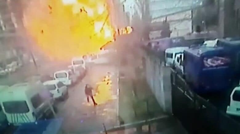 １月５日、トルコ西部のイズミルで、クルド系武装組織とみられる男たちが裁判所前の検問所で自動車に仕掛けた爆弾を爆発させた。この攻撃で警察官１人と裁判所職員１人が死亡した。写真は爆発の瞬間をとらえた監視カメラの映像（２０１７年　ロイター/Reuters TV）