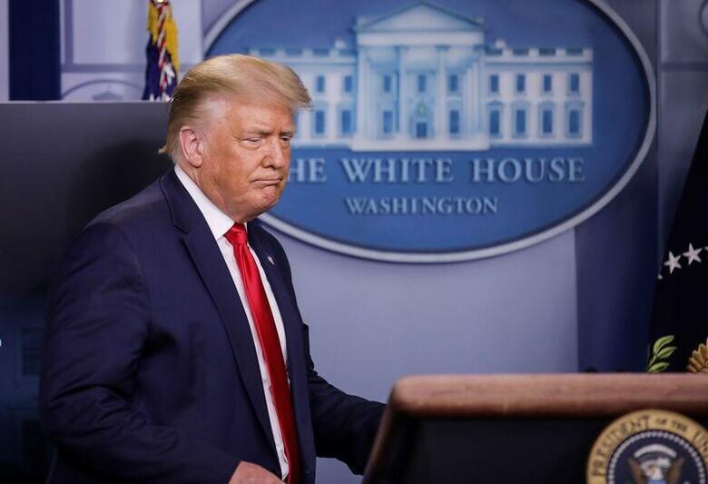 トランプ米大統領は7月28日、米国立アレルギー感染症研究所のファウチ所長が新型コロナウイルス対応で国民に信頼されていることについて、政権でコロナ対策に貢献しているのはファウチ氏だけではないなどと強調した。ホワイトハウスで撮影(2020年　ロイター/Carlos Barria)
