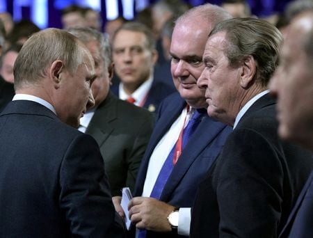 ドイツのシュレーダー元首相がロシアのプーチン大統領とモスクワで会談した。写真はロシアのプーチン大統領（左）とシュローダー氏（左から２番目）。２０１９年１０月、モスクワで開かれたエネルギー関連のイベントで撮影（２０２２年）