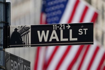 米国株式市場は大幅続伸して終了した。景気減速の兆候や商品価格（コモディティ）価格の下落で、連邦準備理事会（ＦＲＢ）が予想ほど積極的に利上げしない可能性があるとの見方が出ていることを背景に、広範な銘柄に買いが入った。（２０２２年　ロイター／Carlo Allegri）
