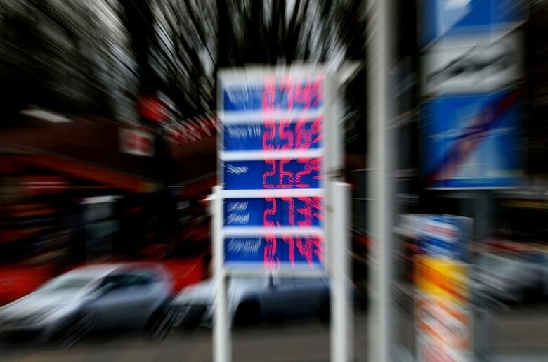 ガソリンとディーゼル燃料の価格を示す看板。ベルリンで2026年4月1日撮影。REUTERS/Lisi Niesner