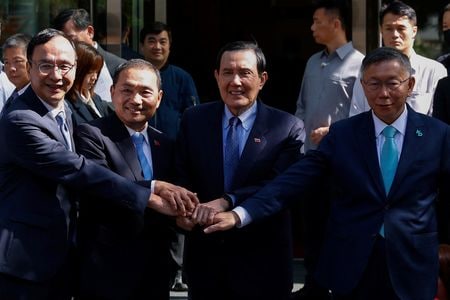 　１１月１５日、来年１月１３日に投票が行われる台湾総統選挙で、主要野党の国民党（ＫＭＴ）と民衆党（ＴＰＰ）は候補者を一本化することで合意したと発表した。写真は集合写真で手を取り合う（左から）国民党の朱立倫主席、同・侯友宜氏、馬英九前総統、民衆党の柯文哲主席。台北で１５日撮影（２０２３年　ロイター/Ann Wang）