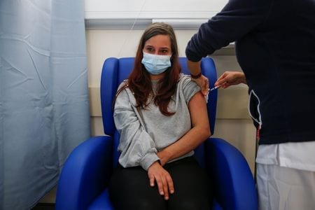 欧州連合（ＥＵ）の執行機関である欧州委員会は１９日、新型コロナウイルスのパンデミック（世界的大流行）抑制に向け、ＥＵ加盟国に対し今夏までに少なくとも７０％の成人がワクチンを接種するよう勧告した。リスボンで１９日撮影（２０２１年　ロイター/PEDRO NUNES）