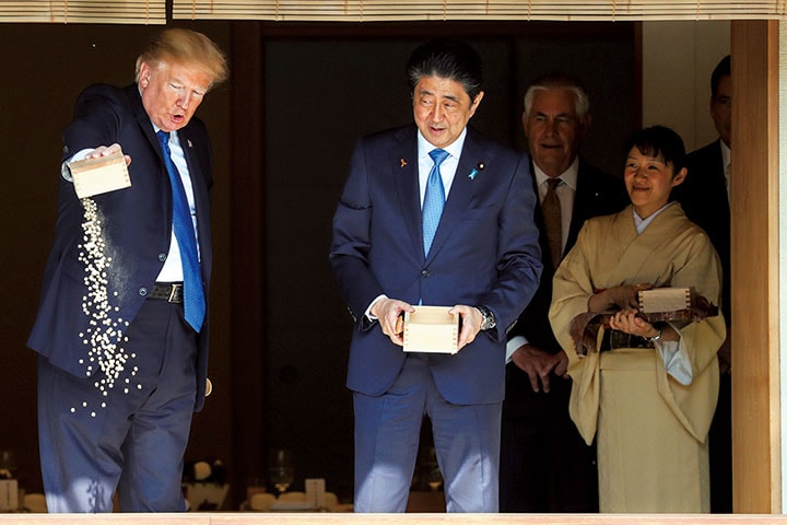 大胆なコイの餌やりをしたのは安倍が先だった　Jonathan Ernst-REUTERS