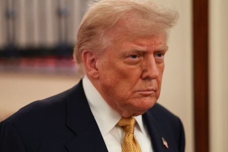 　トランプ米大統領は、パウエル連邦準備理事会（ＦＲＢ）議長の辞任を望んでいるが、解任すれば市場が混乱するだろうと語った。７月１６日、ワシントンで撮影（２０２５年　ロイター/Umit Bektas）