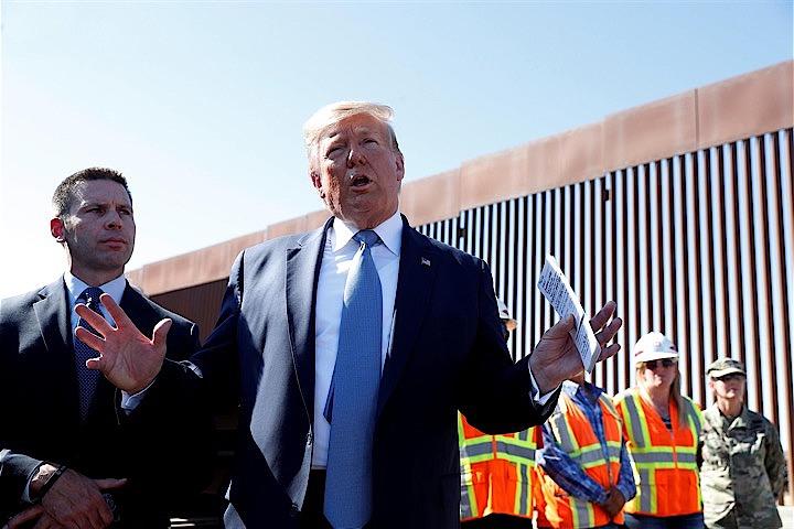 トランプ米大統領が海外の指導者と交わした約束を巡り米情報機関の当局者が内部告発したとの米紙報道に対し、トランプ氏は19日、「フェイク（偽）ニュース」として非難した。カリフォルニア州オタイーメサで18日撮影（2019年　ロイター/TOM BRENNER）