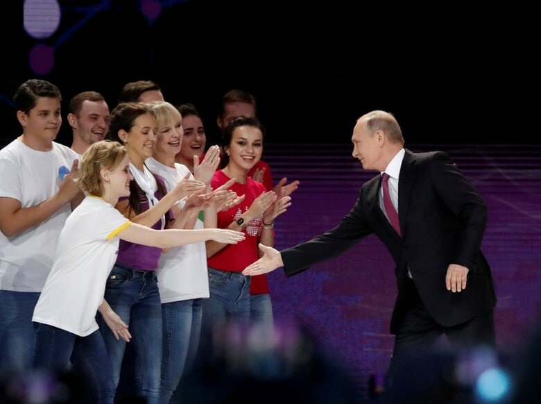 １２月６日、ロシアの各種世論調査からすると、来年３月の大統領選に出馬する意向を表明したプーチン氏（右）が再選するのは既に確実な情勢だ。モスクワで撮影（２０１７年　ロイター/Sergei Karpukhin）