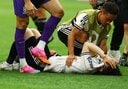 【日本サッカーの進化を 世界に示した サムライ・ブルーの軌跡】  ブラジル戦の敗戦後、ピッチに崩れ落ちた田中碧を慰める長友佑都（6月29日） Phil NobleーReuters