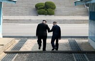 【写真特集】金正恩と文在寅が手を繋いで越えた歴史の分断線