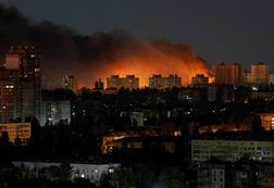 ロシア、ウクライナ軍需工場を夜間に大規模攻撃　貨物船も標的