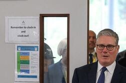 スターマー英首相に一段の退陣圧力、政務官2人辞任　副首相は擁護