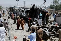 パキスタンで列車爆破、24人死亡　反政府武装勢力が犯行声明