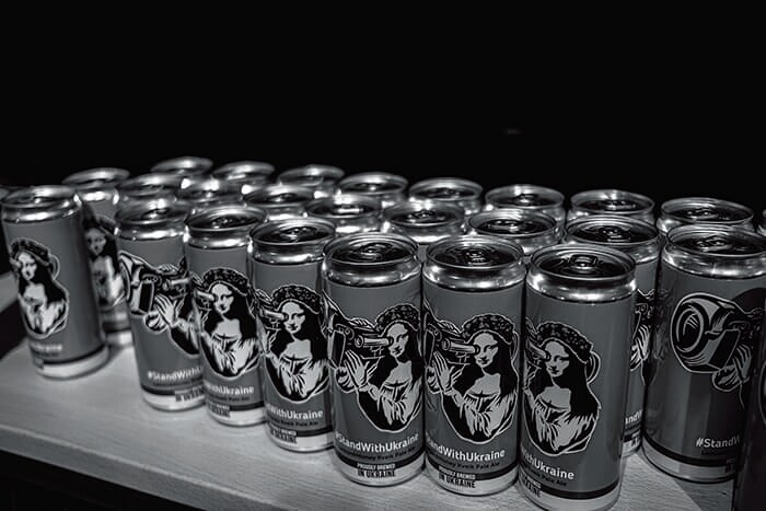 レストランにはジャベリン（携帯型対戦車ミサイル）を構えたモナリザが描かれた缶ビールが並ぶ。ジャベリンはロシア軍の戦車を倒すために欠くことのできない武器