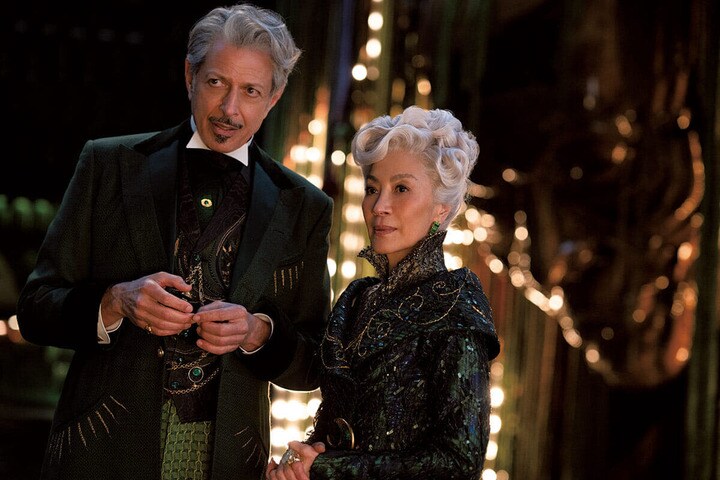 『ウィキッド』ミシェル・ヨー演じるマダム・モリブルとジェフ・ゴールドブラム演じるオズの魔法使い