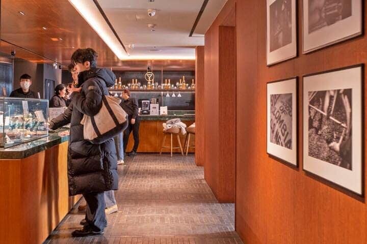 韓国スターバックスの奨忠（チャンチュン）ラウンジR店のラウンジをイメージしたカウンター