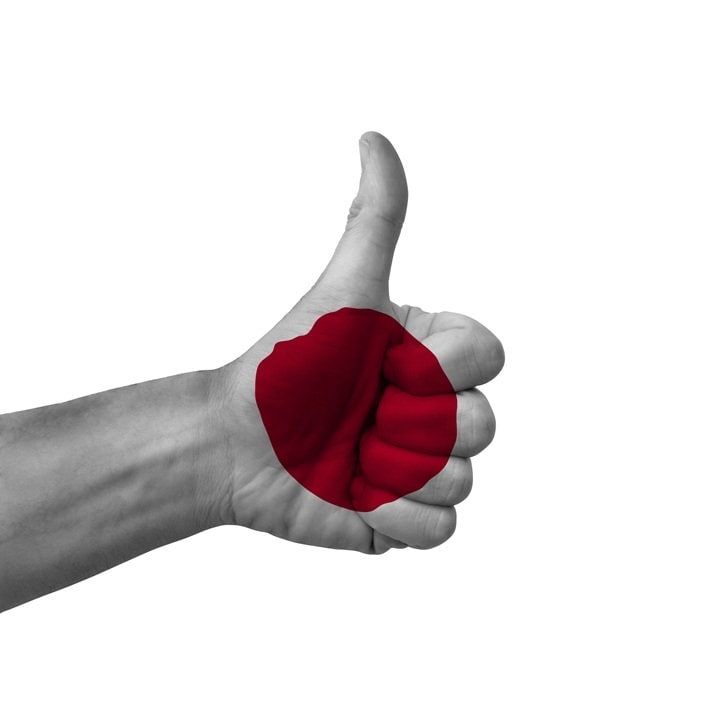 日本国旗が書かれた手が親指を立てる