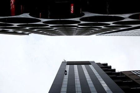 　１２月２０日、日銀が２０日に発表した７─９月期の資金循環統計によると、家計が保有する金融資産残高は９月末時点で１８６４兆円となり、前年に比べて０．６％減少した。写真は都内で、２０１８年３月撮影（２０１９年　ロイター/Kim Kyung-Hoon）