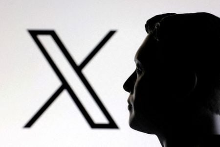 　欧州連合（ＥＵ）の執行機関である欧州委員会は、米国との貿易交渉の妥結を目指す中、米実業家イーロン・マスク氏のソーシャルメディアプラットフォーム「Ｘ」がＥＵのデジタルサービス法（ＤＳＡ）に違反したとして行っていた調査を先延ばしにしている。写真はＸのロゴとマスク氏のイメージ。１月２３日、ボスニア・ヘルツェゴビナのゼニカ市で撮影（２０２５年　ロイター/Dado Ruvic）