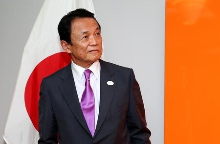 　６月１３日、麻生財務相（写真）は、英総選挙の結果がＥＵ離脱交渉に与える影響に関し、「（日本の）進出企業に対する配慮は考えておかねばならない」との認識を示した。伊バリで５月撮影（２０１７年　ロイター/Alessandro Bianchi）
