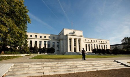 　１月３１日、米ＦＲＢは金利据え置きを決めた。写真はワシントンのＦＲＢ前で２０１６年１０月撮影（２０１８年　ロイター/Kevin Lamarque/File Photo）