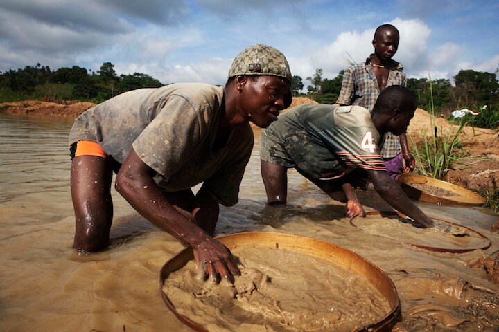 劣悪な環境でダイアモンドを採掘するシエラレオネの労働者　Finbarr O\'Reill-REUTERS