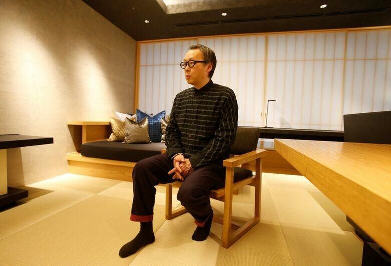 新型コロナウイルスの感染拡大で大打撃を受ける観光産業。星野リゾート（長野県軽井沢町）の星野佳路代表は、治療薬やワクチンが登場するまでの1―1年半の間は、緩やかな緩和期となり、旅行は「3密回避」の滞在が重視されるとみる。写真は「星のや東京」でインタビューに応じる同代表。4月23日撮影（2020年　ロイター/Akira Tomoshige）