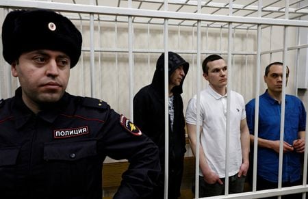 　昨年８月、顔を隠した中年のロシア人女性がモスクワの赤の広場に入り、カラフルなゴムボールを撒き散らした。写真は、法廷に出廷するナワリヌイ氏の弁護士ら。１月１７日、ロシアのペトゥシキで撮影（２０２５年　ロイター/Yulia Morozova）