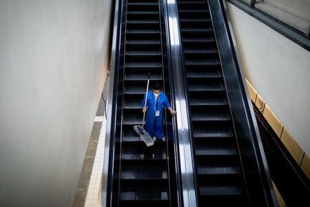 １０月２７日、フィリピン中央銀行のジョクノ総裁はロイターのインタビューに応じ、新型コロナウイルスのパンデミックで打撃を受けた経済が回復していることを示唆する経済指標がいくつか出ており、現段階で金融政策を緩和する必要はないとの認識を示した。マニラで１４日撮影（２０２０年　ロイター/Eloisa Lopez）