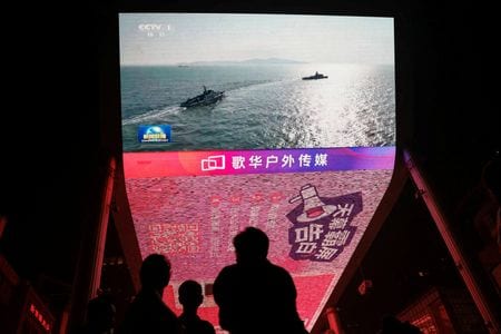 米国防総省は１２月１８日に発表した中国の軍事動向に関する年次報告書で、人民解放軍内部の大規模な汚職問題が、２０２７年までに軍の近代化を実現するという目標の妨げになる可能性があるとの見解を示した。写真は１０月１４日、同軍が台湾海峡付近で実施した軍事訓練のニュース映像を映す巨大スクリーン。北京で撮影（２０２４年　ロイター/Tingshu Wang）