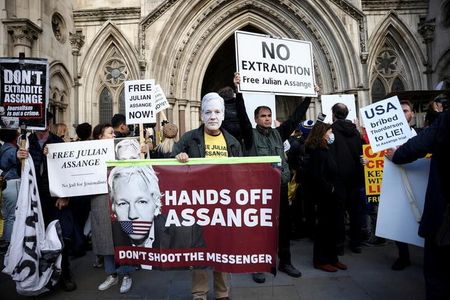 米紙ニューヨーク・タイムズや英紙ガーディアンなど５つの欧米主要報道機関が２８日、米当局がスパイ活動法などを適用して内部告発サイト「ウィキリークス」創設者ジュリアン・アサンジ被告を起訴したことを問題視し、起訴取り下げを求める共同公開書簡を発表した。写真は、アサンジ氏の支持者の活動の様子。２０２１年１０月２８日にロンドンで撮影。（２０２２年　ロイター／Henry Nicholls）